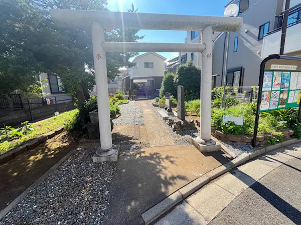 徒歩1分／住民の安寧や繁栄を祈る場所として親しまれています。地域住民のイベントも開催されています。