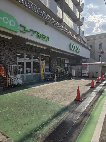 徒歩3分／営業時間：9時～21時。毎日のお買い物に便の良い距離にあります。