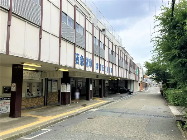 雲雀丘花屋敷駅まで徒歩17分。急行・準急停車駅。