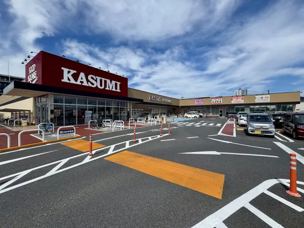 生鮮食品や加工食品、お惣菜など、豊富な品揃えで日々の食卓を支えてくれます。