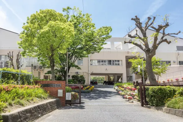 芦屋市立潮見小学校まで徒歩5分。お子様が6年間通学しやすい距離にあります