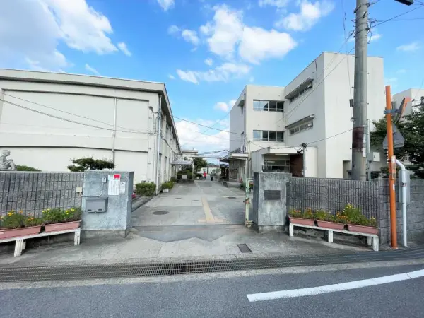 富雄南小学校まで徒歩12分です。
毎日のお子さまの通学もしていただきやすい距離となっております。