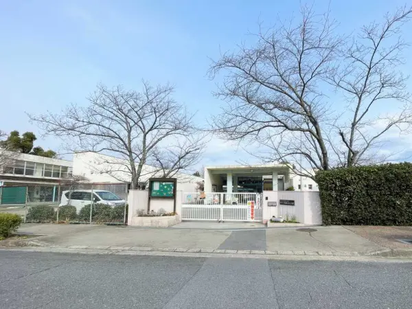 東登美ヶ丘こども園まで徒歩10分です。
毎日のお子さまの送り迎えもしていただきやすい距離です。