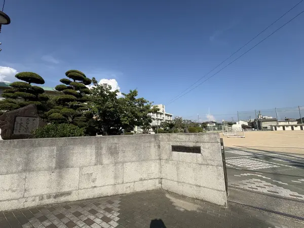 灘中学校までは徒歩約１０分です。毎日のお子様の通学もしていただきやすい距離となっております。