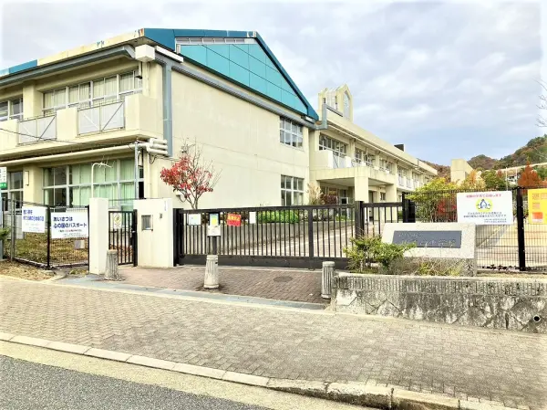宝塚山手台小学校まで徒歩4分(約270ｍ)