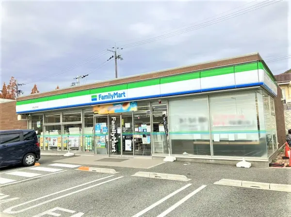 ファミリーマート 宝塚山手台店まで徒歩18分(約1400ｍ)