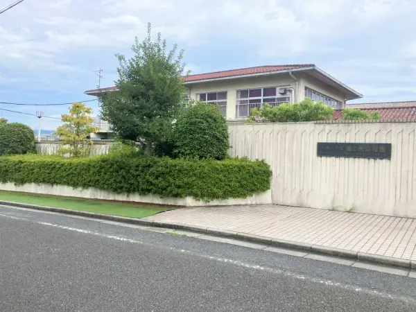 高の原幼稚園まで徒歩5分です。
毎日のお子さまの送り迎えもしていただきやすい距離となっております。