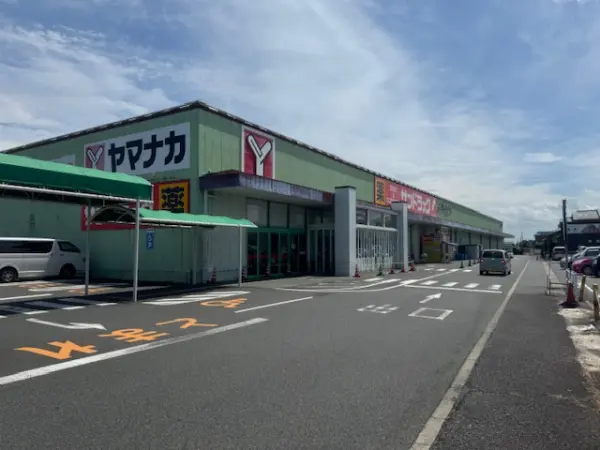 徒歩9分。肉・魚・野菜などの生鮮食品の他、冷凍食品・加工食品などの取り扱いがあります。