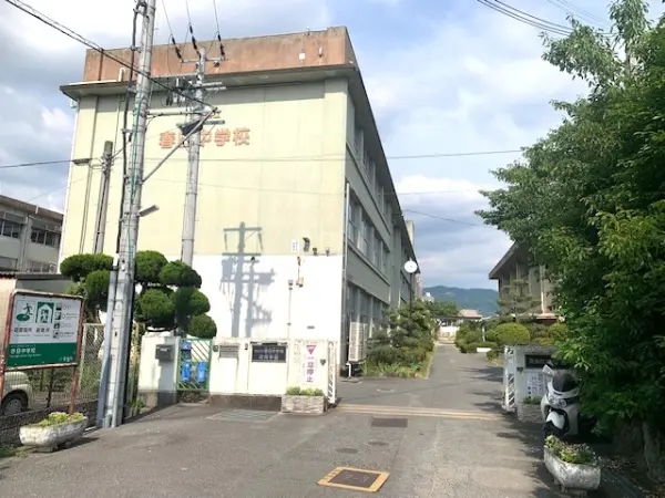 春日中学校まで徒歩9分です。
お子さまの毎日の通学もしていただきやすい距離となっております。