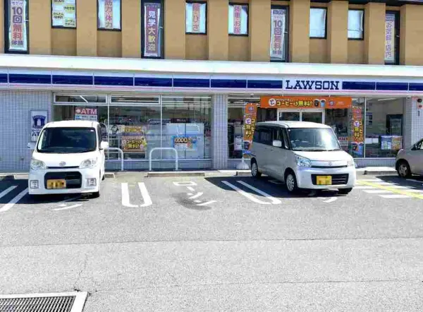 ローソン奈良三条大路店まで徒歩7分です。
徒歩でもアクセスしていただきやすい距離です。