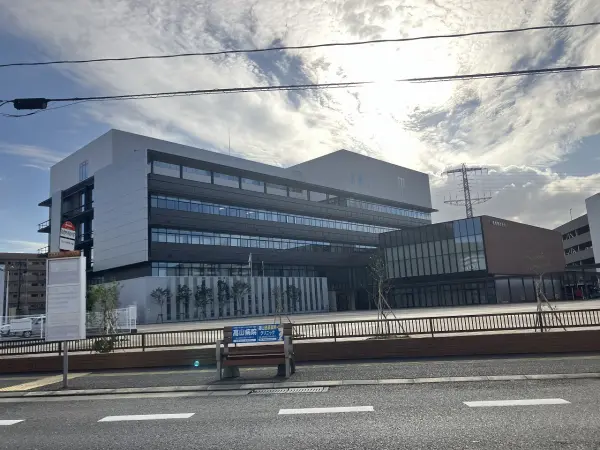 徒歩7分。引っ越しの際の手続きや、住民票や戸籍謄本などの各種書類を取得できます。