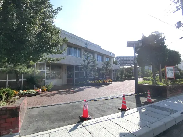 学校教育目標　心身ともに健全で，豊かな道徳性を備え，協働性と創造力に富む個性豊かな児童を育成する