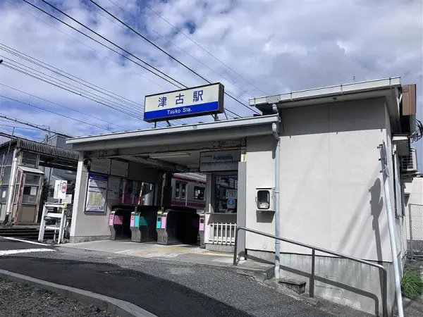 徒歩19分。西鉄福岡(天神)方面と大牟田方面にアクセス可能です。駅前に有料駐輪場もございます。