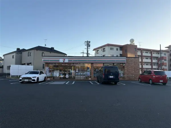 ちょっとしたお買い物も気軽に行ける距離です。車でお出かけ前に立ち寄ることもできます。