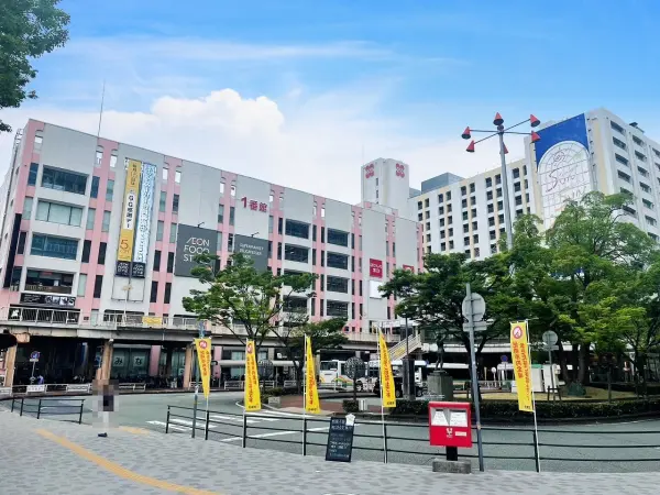 徒歩7分。スーパーのほか飲食店や美容室、映画館などがあります。