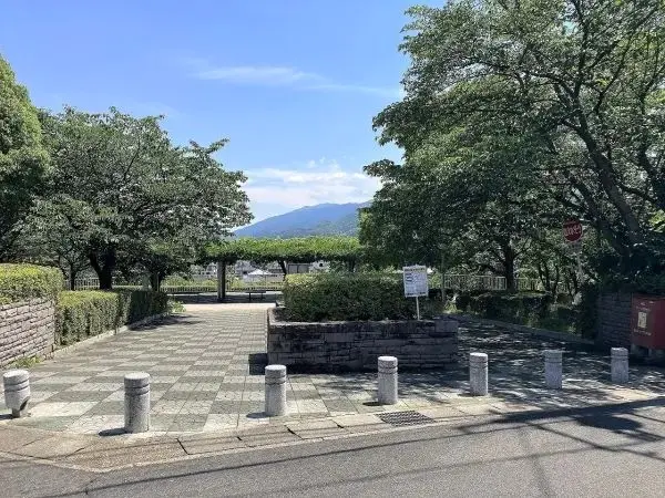 旭ケ丘近隣公園まで徒歩７分です。お子さまを連れてのお出かけもしていただきやすい距離となっております。