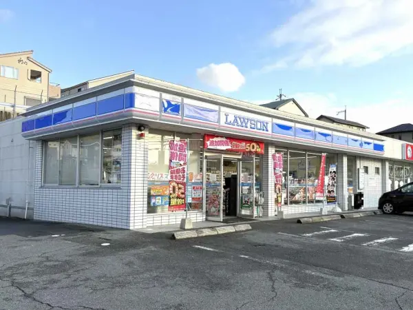 ローソン生駒壱分インター店まで徒歩7分です。徒歩でも十分にアクセスしていただける距離です。