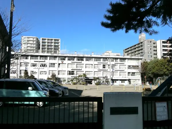 学校教育目標 豊かなこころと創造力をもち,生き生きと学び,思いやりと優しさにあふれた児童の育成