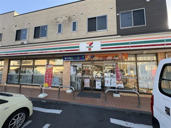 徒歩3分。。24時間営業。ATM・マルチコピー機有り。駐車場があります。