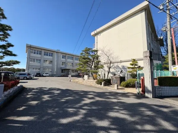 徒歩18分。伝統や地域性、児童生徒の実態や願いを生かした特色ある教育活動が行われています。