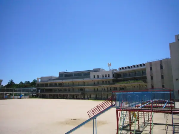 宝塚市立長尾小学校まで徒歩5分(約400m)