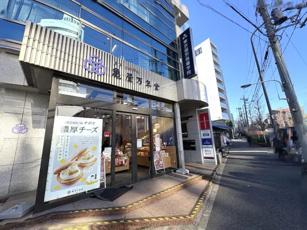 徒歩10分。営業時間は9:00~20:00です。亀屋万年堂販売員が常駐している直売店舗。