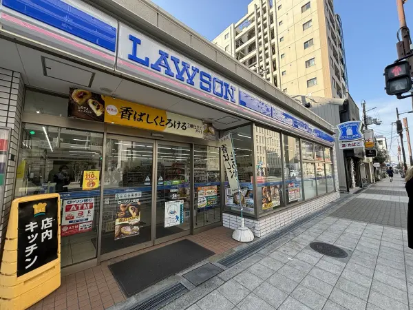 徒歩3分。24時間営業。駐輪場があります。店内キッチンが設けられた店舗です。