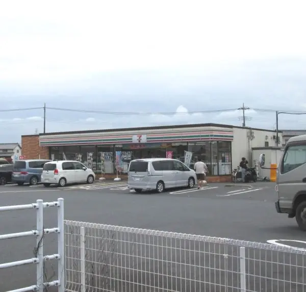 徒歩8分／深谷バイパス沿いに立地しており、車で立ち寄るのにも便が良いです。24時間営業。