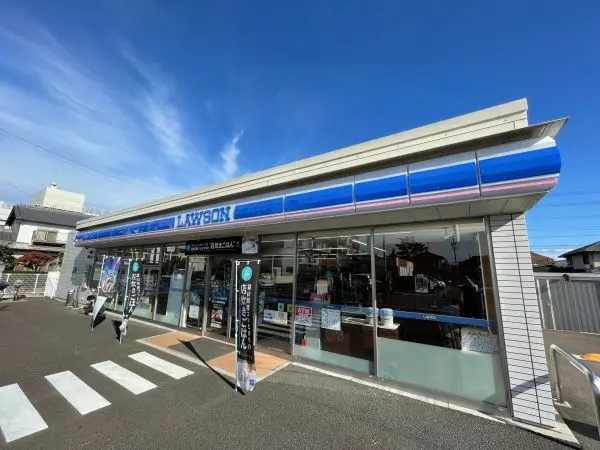 徒歩3分。ちょっとした買い物はもちろん、ATMの利用や各種請求書払いの際も快適。