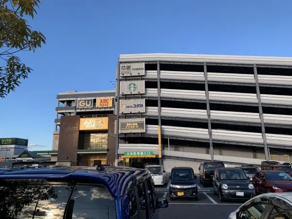 徒歩12分。ユーストア・ドン・キホーテの他、衣料品店、書店、飲食店などの専門店があります。