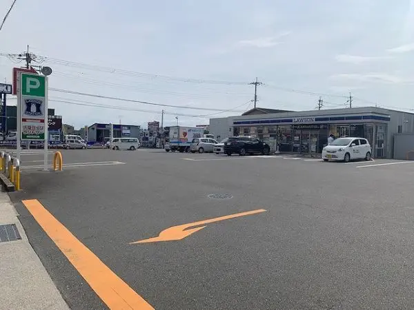 ローソン奈良東九条町店までは徒歩4分です。コンビニエンスストアも複数あり、利便性の良い住環境です。