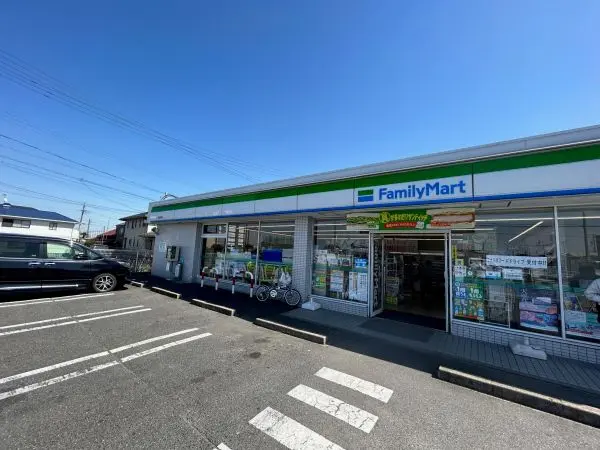 徒歩10分。ATM・マルチコピー機・お酒・たばこなどの取り扱いがあります。