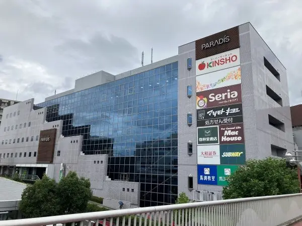 パラディ学園前までは徒歩10分の立地です。毎日のお買い物もしていただきやすい距離となっております。