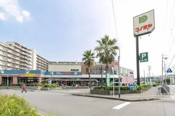 営業時間は9：00～20：50 。紙パック、ペットボトル、白色トレイの店頭回収を行っています。