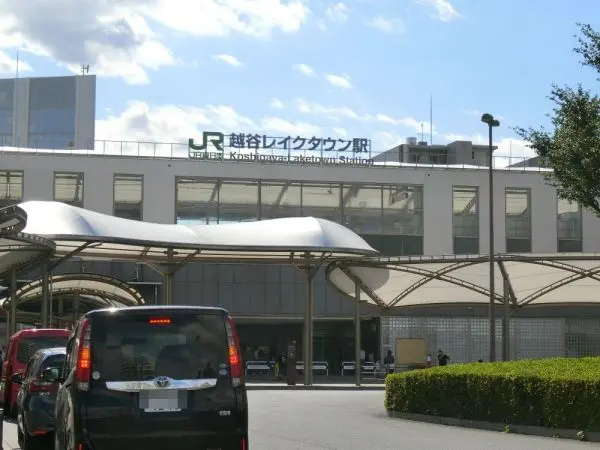 徒歩8分。新松戸・西船橋・東京方面、南浦和・西国分寺・府中本町方面にアクセス可能。