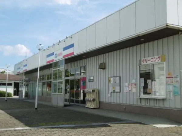 徒歩4分。食品や日用品などの取り扱いがあります。　