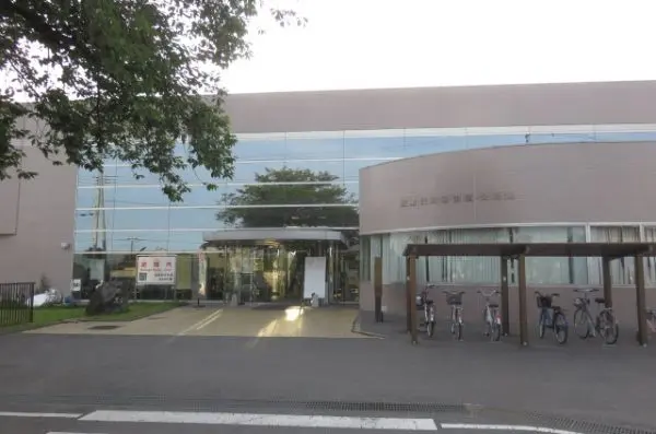 徒歩12分。CD・DVD・ビデオが視聴できる専用ブースや、学習室もございます。