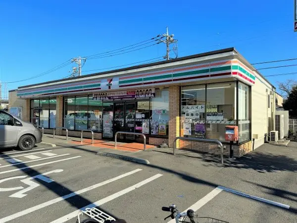 徒歩約4分/24時間営業。ちょっとしたお買い物にコンビニエンスストアがあるのは有難いですね。