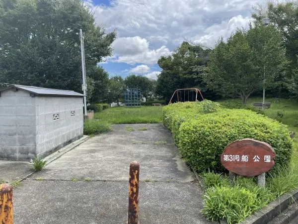 徒歩3分。小さなお子様とも気軽に遊びに行ける距離にある公園です。