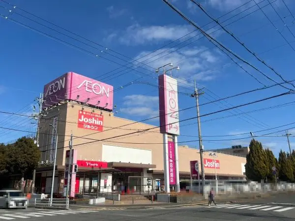 食料品の他に、衣料品や薬などの取り扱い商品があります。駐車場145台。　　