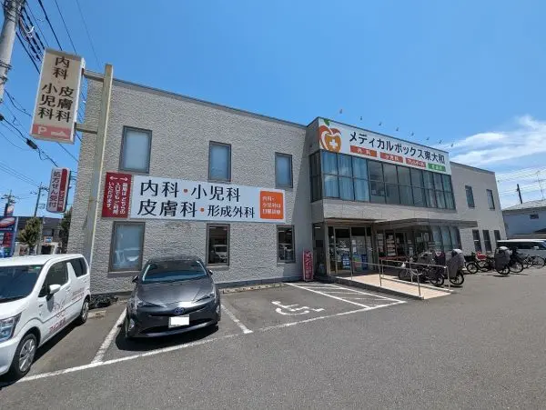 徒歩2分。診療科目は内科、小児科、皮膚科。それぞれの科で各担当医による診療が行われています。