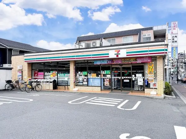 徒歩7分。24時間営業。お出かけの前後に気軽に立ち寄りやすい距離にあります。
