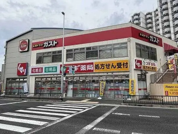 医薬品のほか、日用品や食料品も販売されています。店舗営業時間9:00～22:00(定休日なし)。
