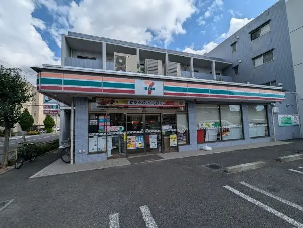 徒歩3分。営業時間5:30～25:00。ちょっとした買い物や買い忘れた物の買い足しに利用できます。