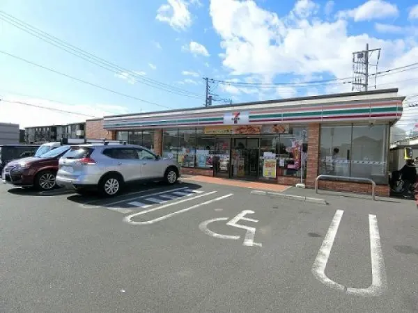 徒歩18分。食品や日用品、お酒、たばこなどが取り扱われています。24時間営業。