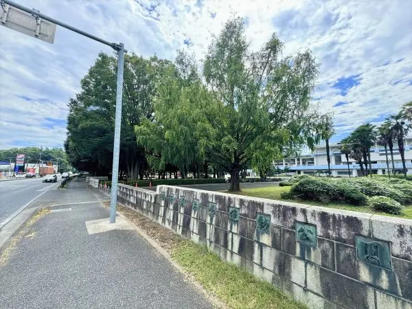 徒歩13分／昭和42年に開催された国民体育大会秋季大会の主会場となった場所。敷地内に児童遊園地も有。