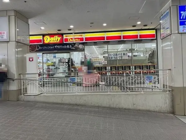 駅前にあるため、駅を利用した際に立ち寄れます。