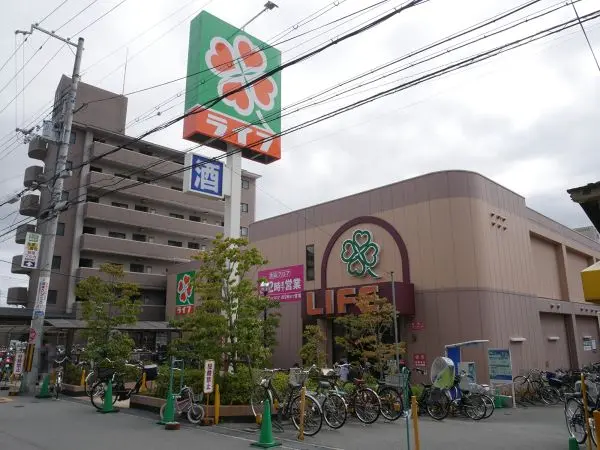 徒歩11分。日々のお買い物にも通いやすい距離です。会社帰りに立ち寄れますね。