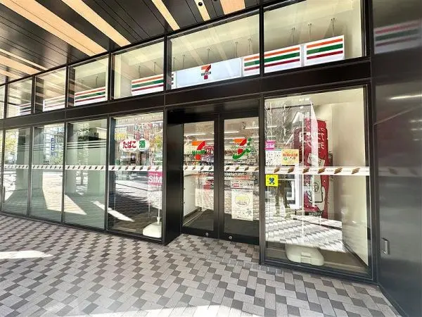セブンイレブンホテルエミオン札幌店です。マンションから徒歩2分のところにあります。