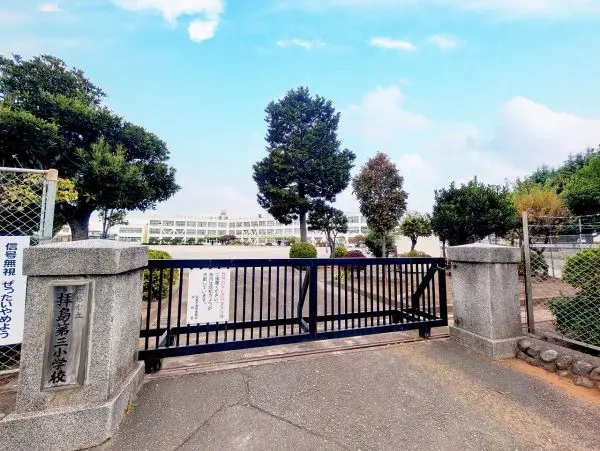 徒歩8分。毎日の通学も負担が少なく、行事に参加される保護者様も行き来のしやすい距離です。
